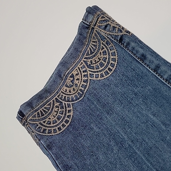 Coldwater Creek Natural Fit Medallion Crop Capri Denim Blue Jean Embroidered 6 - Picture 5 of 10